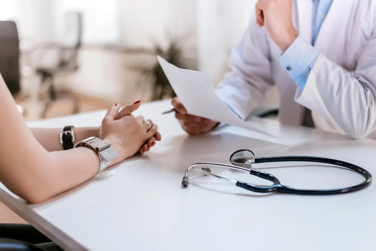 Médica revisando exames com a paciente ao final da consulta